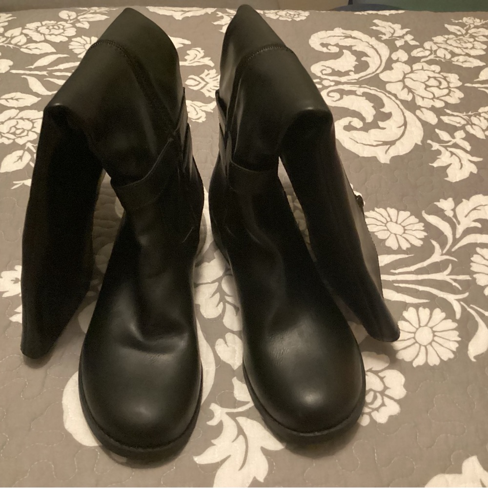 Black wide shaft Knee-High Boots. NWOT
Smoke/pet free home.